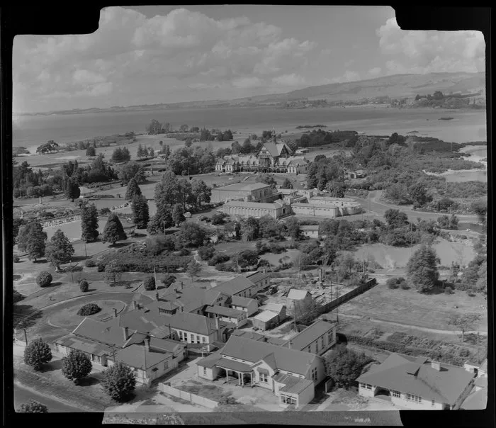 Government Gardens, Rotorua, with The Blue Baths and The Bath House (later known as Rotorua Museum), and Lake Rotorua