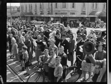 Image: Crowd greeting Polish refugees on their train journey to Pahiatua from Wellington