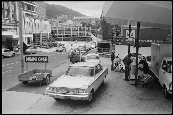Cars queuing for petrol, Wellington