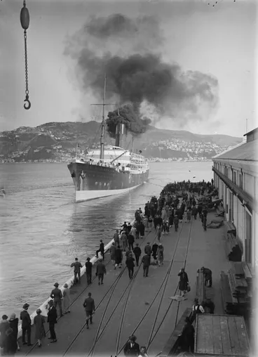 Image: Ship Tahiti, Wellington Harbour, 1928 or 1929