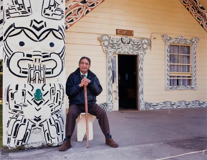 Pukerau Rangitutia in front of Hoturoa Whare Whakairo of Aotearoa Marae, Wharepuhanga, Sept 1990