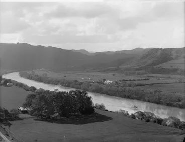 Image: Part 1 of a 4 part panorama depicting C H Walker's farm, on the banks of the Whanganui River, at Kaiwhaiki
