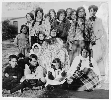 Image: Unidentified Maori women and children, at an unidentified location