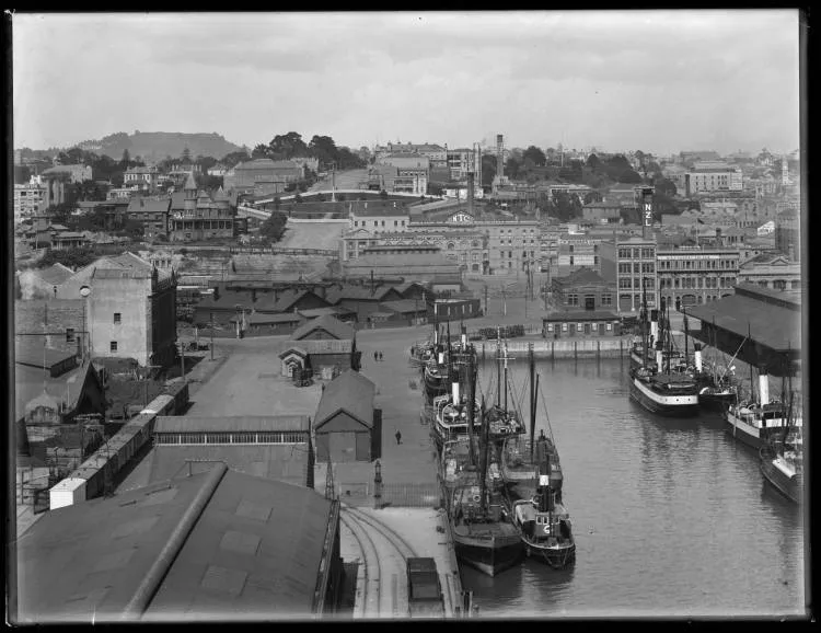 Auckland wharves and the Auckland waterfront, 1914