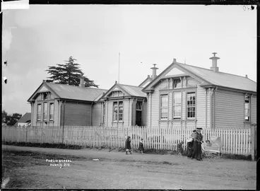 Image: The public school at Huntly, ca 1910s