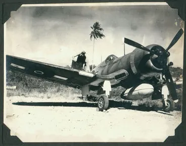 Image: Arming 1 S.U. Corsair. Guadalcanal.