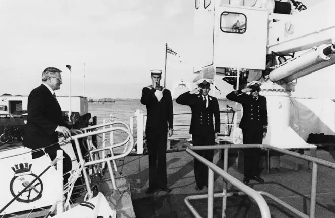 Opposing French nuclear testing, 1995