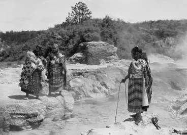 Image: Maori women cooking food in hot springs