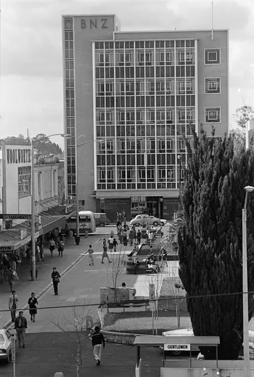 Image: Bank of New Zealand and Garden Place