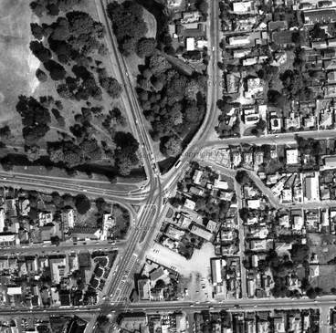 Image: Bealey Ave - Hagley Park - Christchurch (12748/12750)