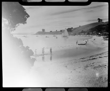 Image: People enjoying a day at Maraetai beach, Auckland