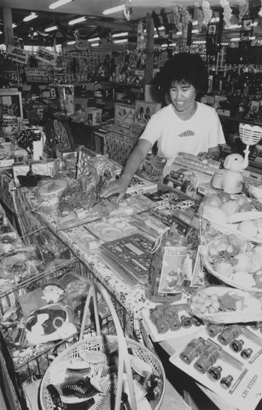Image: Market scene, Papatoetoe, 1992