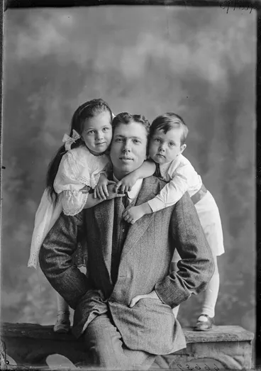 Image: Mr Arthur and children, 1911