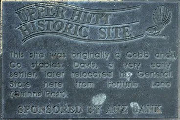 Image: Historic site plaque, Main Street; Davis store/Cobb & Co. stables.