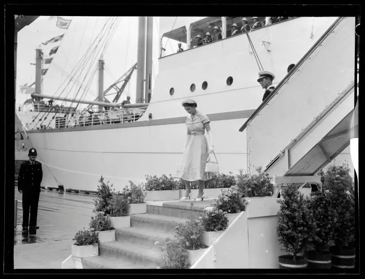 Queen Elizabeth II arrives in Auckland, 1953