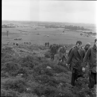 Image: Search and rescue volunteers ascend into the Kaimais, 1963