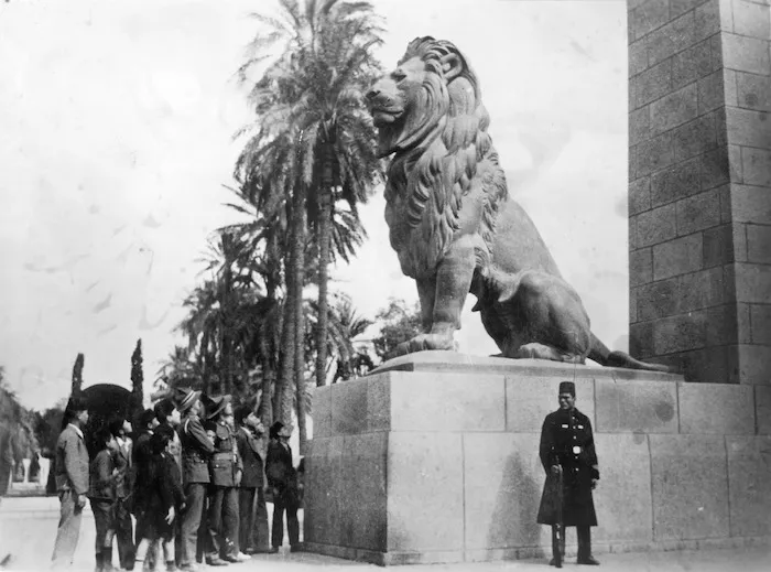 New Zealand troops on the Kasrel Nil Bridge, Cairo