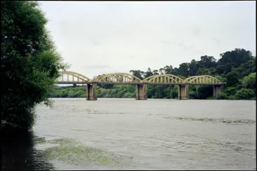 Image: Fairfield Bridge, Waikato River, Hamilton, 1990