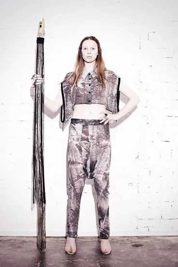 Image: Cropped shirt leisure pants