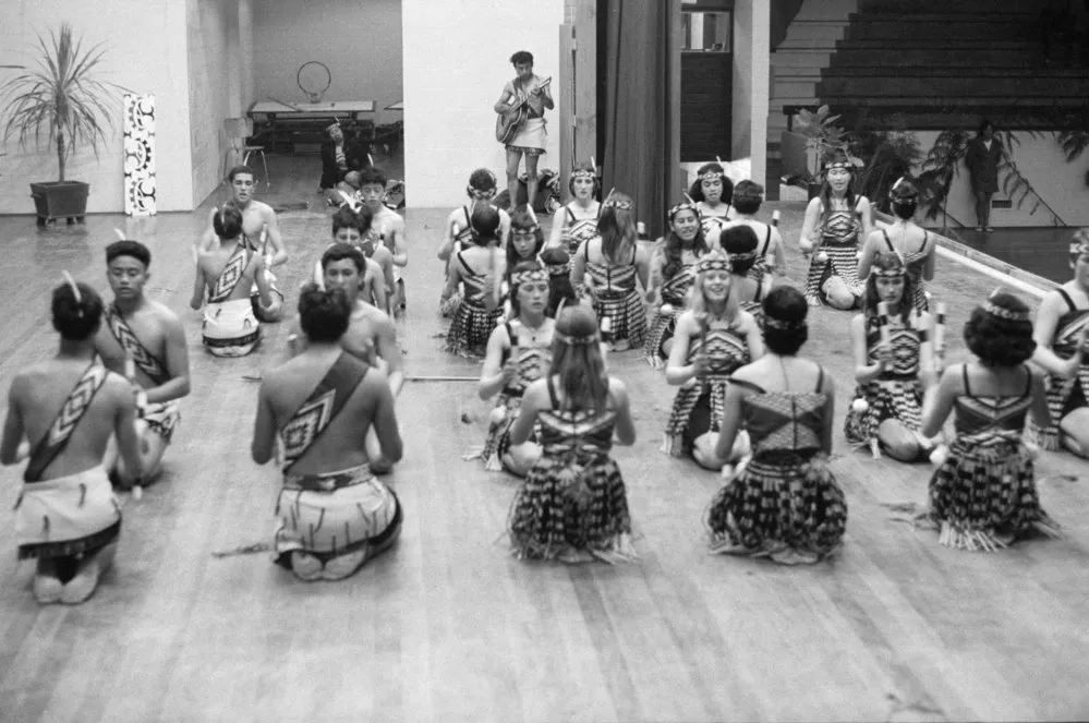Māori song & dance: stick game