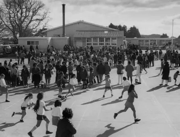 Image: Netball field day, Māngere, 1972