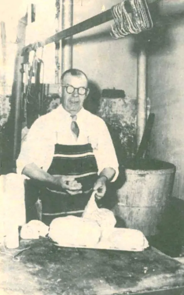 Mr WI Urquart butcher in Levin 1958 preparing a haggis
