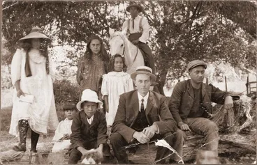 Image: Māori group, with horse