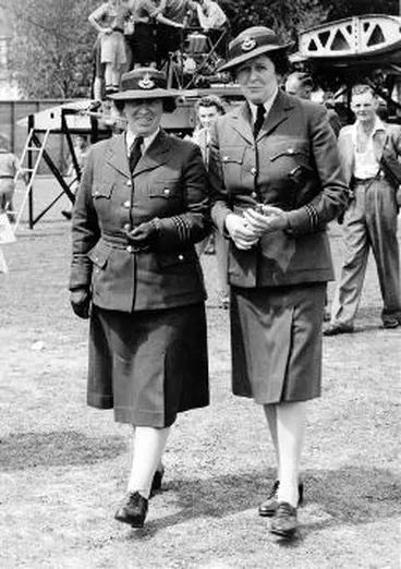 Image: Elsie Carlyon in RNZAF uniform : digital image