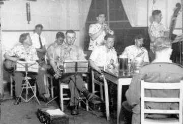 2NZEF band members jamming in Japan : digital image
