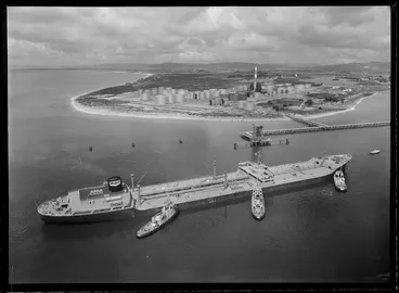 Image: Mobil Astral (oil tanker) approaching Marsden Point Oil Refinery