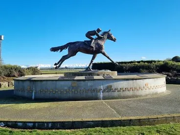 Image: Phar Lap statue