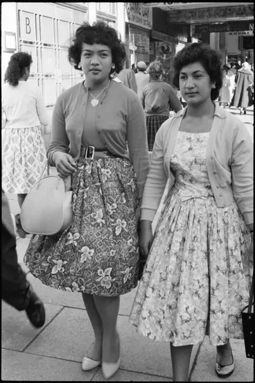 Image: Street photo, Queen Street, Auckland, 1960