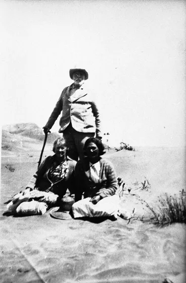 Image: Pa Bethell, Mrs Perry, Mrs Johnny Diamond.