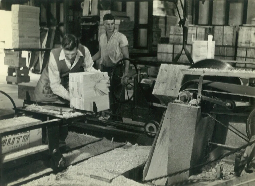 Egmont Box Company Limited. Tokoroa factory. Loading for polygon cutting, 1947-1948