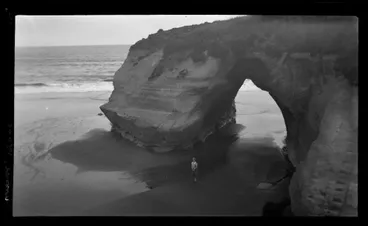 Image: Rock arch cut by sea, Waverley Beach (9)