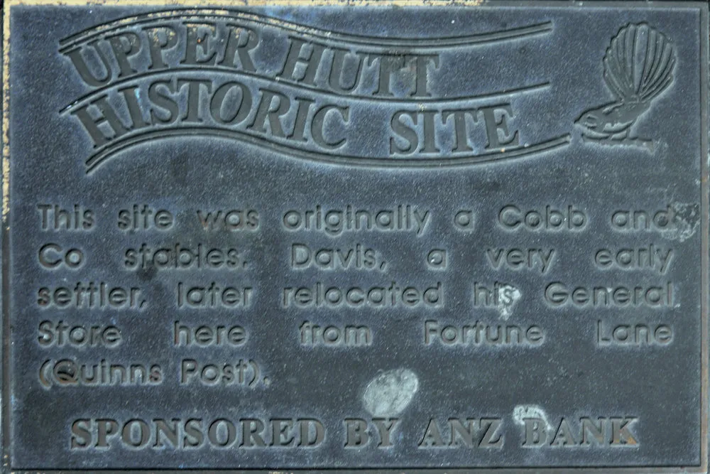Historic site plaque, Main Street; Davis store/Cobb & Co. stables.