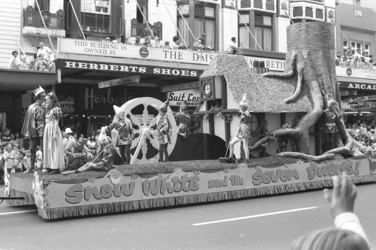 Farmers Santa Parade, Queen Street, 1972