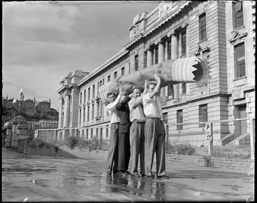 Image: Giant Christmas cracker