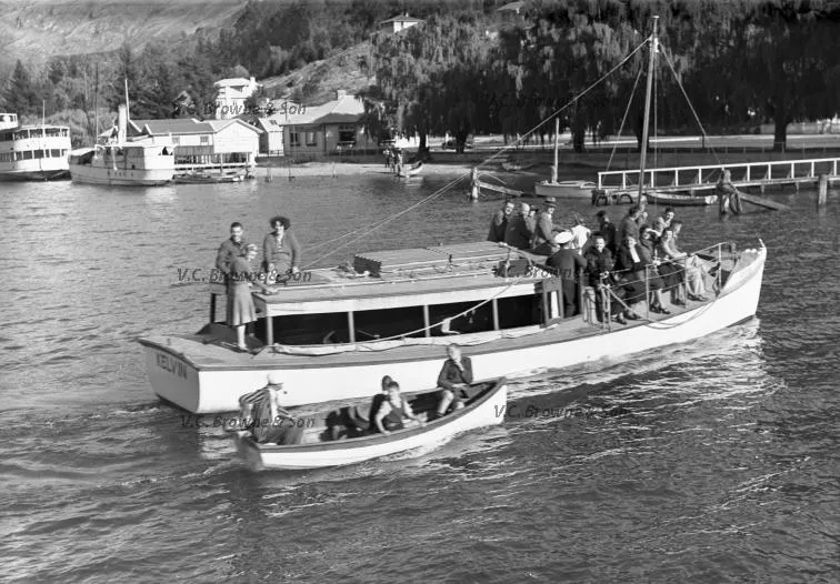 Queenstown Bay, Lake Wakatipu (PB0404/12)