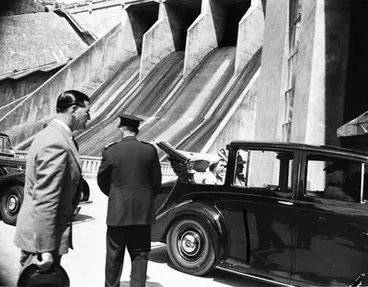 Image: [UK Royal Family Tour: Elizabeth. Karapiro Hydro Electric Dam]