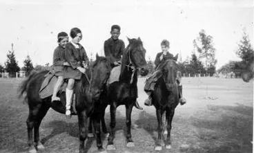 Image: Te Whiti School children on horseback