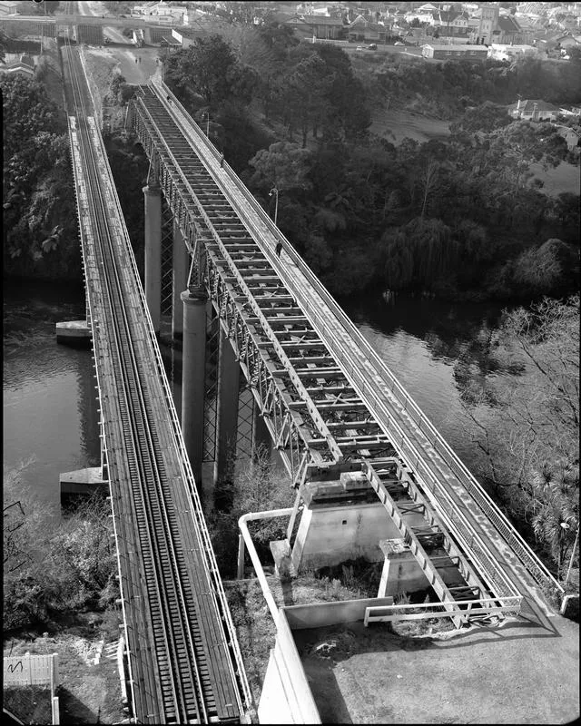 Bird's eye view of the original Hamilton railway bridge and the new railway bridge