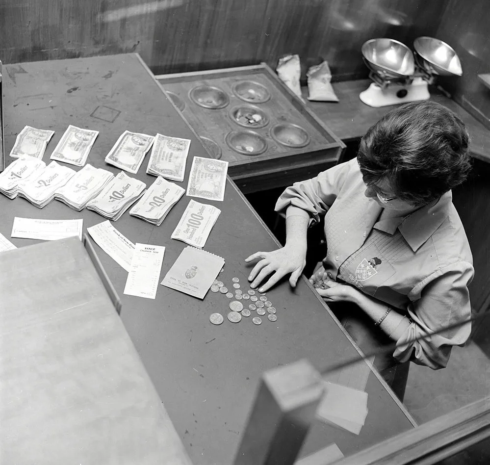 Decimal changeover training, Bank of New Zealand. [P1-1150-3540]