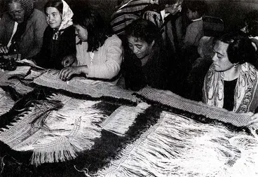 Image: Early weavers' hui, 1953