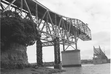 Image: Construction of the Auckland Harbour Bridge, 1958
