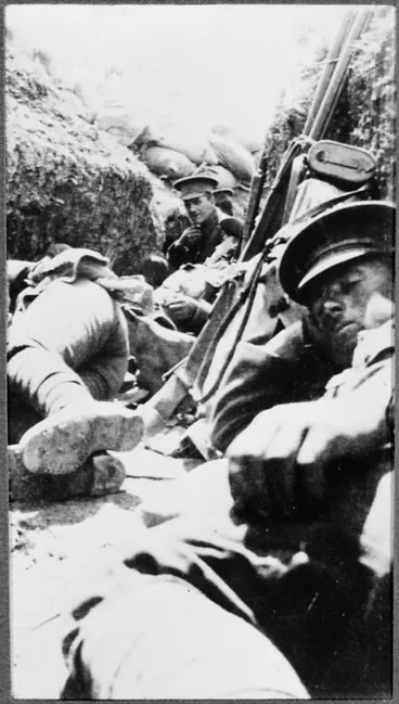 Soldiers resting in trenches, Gallipoli, 1915 Image: Soldiers resting in trenches, Gallipoli, 1915