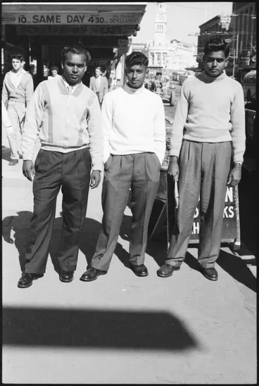 Image: Street photo, Queen Street, Auckland, 1960