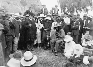 Image: Rua Kēnana Hepetipa meeting with Joseph Ward on the beach at Whakatāne, March 1908