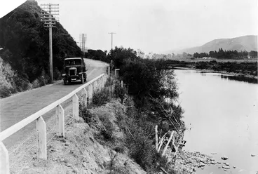 Image: Taita Gorge road and the Hutt River, Lower Hutt, Wellington