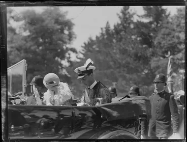 Image: Duke and Duchess of York with huia feathers in their hats after a reception